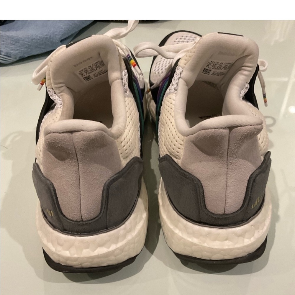 ADIDAS ULTRA BOOST LOVE UNITES SIZE 8 PERFECT CONDITION - Picture 3 of 8